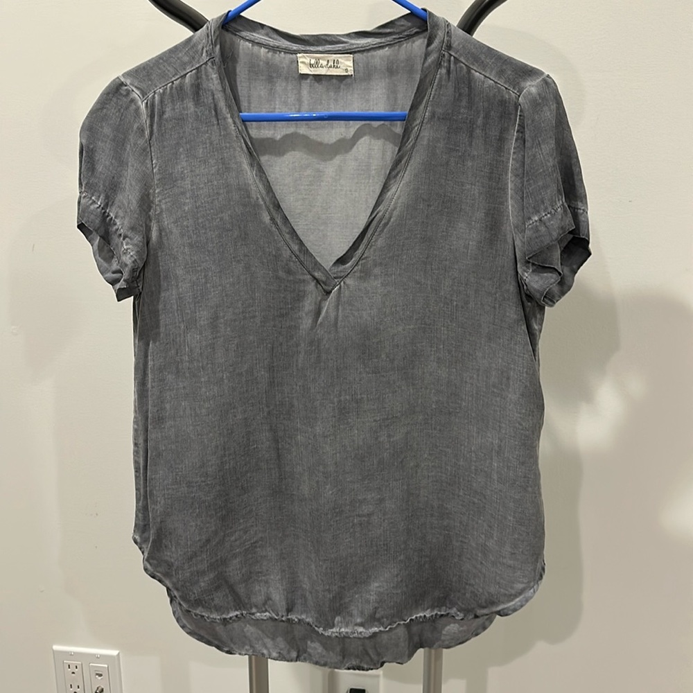 Bella Dahl gray chambray v neck short sleeve top
